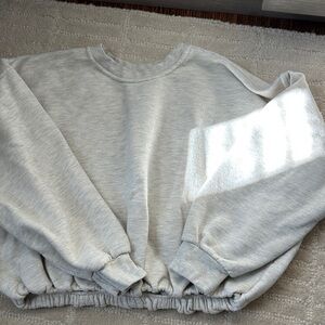 Velvet by Graham & Spencer Light Gray Crew Neck Sweater size small